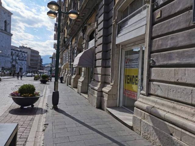 Locale Commerciale in vendita a Benevento, Campania