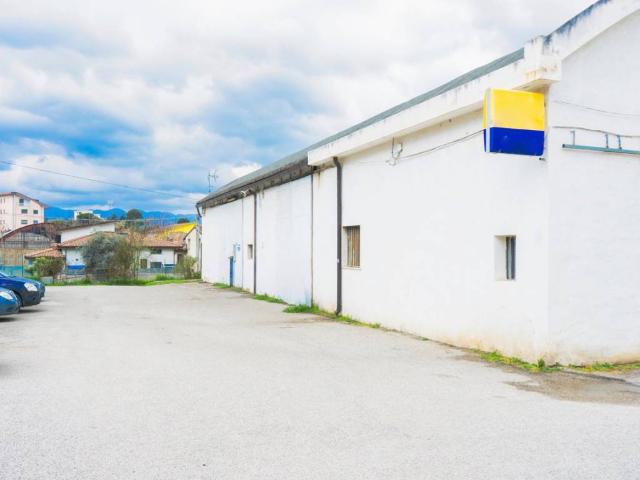Locale Commerciale in vendita a Ponticelli, Benevento