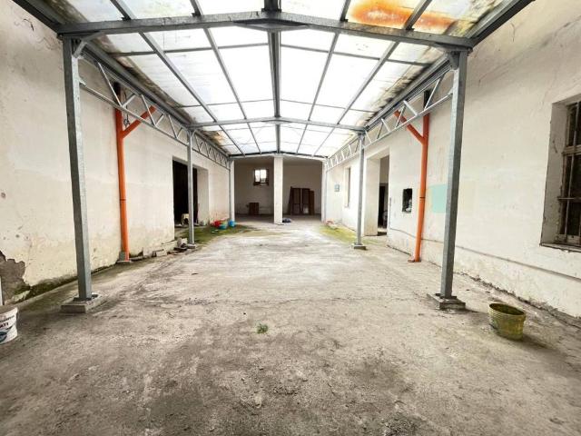 Locale Commerciale in vendita a Benevento, Campania