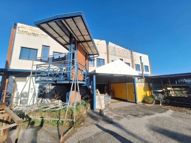 Locale Commerciale in vendita a Benevento, Campania