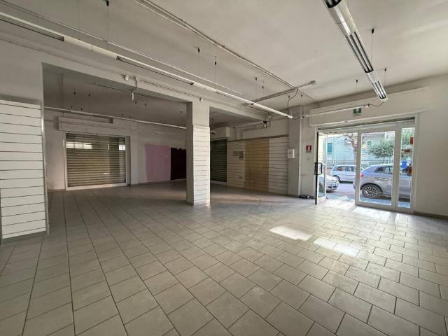 Locale Commerciale in vendita a Benevento, Campania
