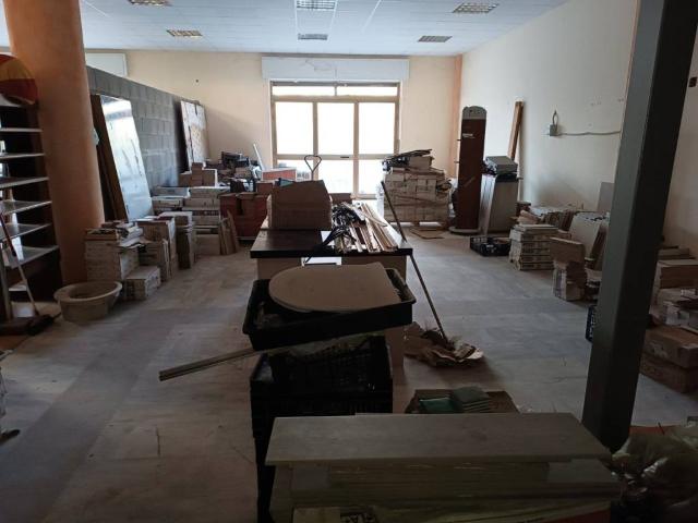 Locale Commerciale in vendita a Benevento, Campania