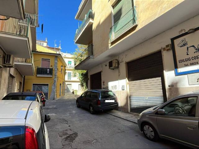 Locale Commerciale in vendita a Benevento, Campania