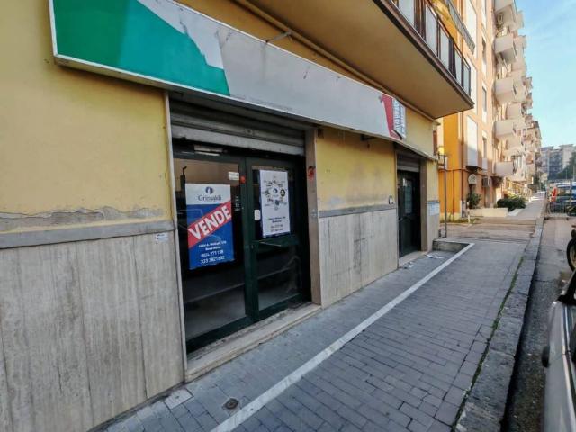 Locale Commerciale in vendita a Mellusi-Atlantici, Benevento