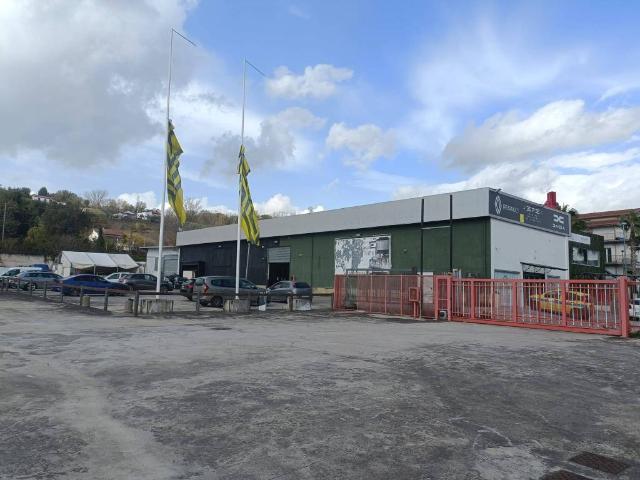 Locale Commerciale in vendita a Benevento, Campania
