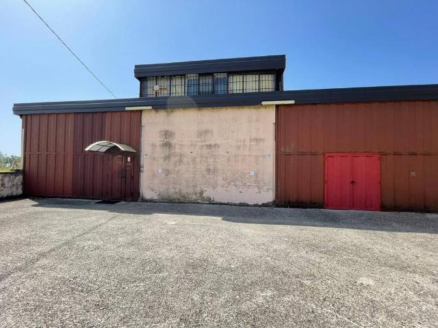 Locale Commerciale in vendita a Benevento, Campania