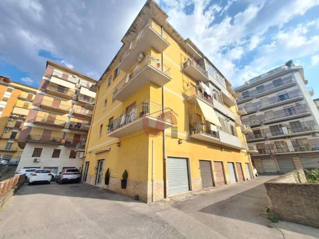 Locale Commerciale in vendita a Mellusi-Atlantici, Benevento
