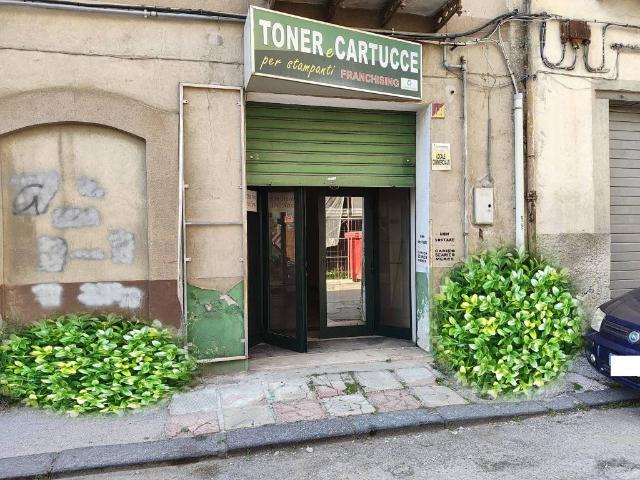Locale Commerciale in vendita a Benevento, Campania