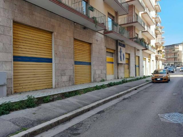 Locale Commerciale in vendita a Contrada Santa Clementina, Benevento