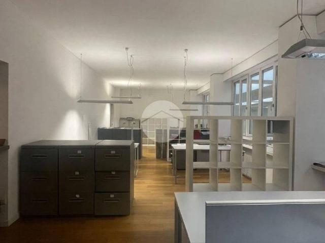Locale Commerciale in vendita a Borgo Palazzo, Bergamo