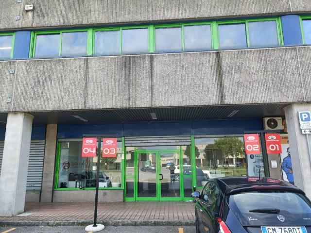 Locale Commerciale in vendita a Bergamo, Lombardia