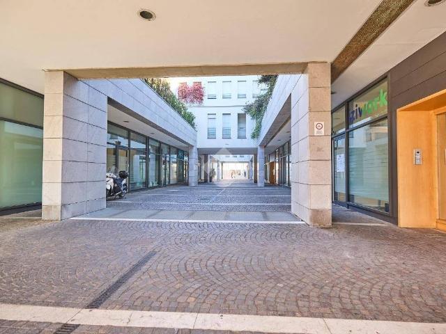 Locale Commerciale in vendita a Bergamo, Lombardia