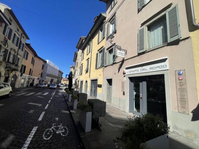 Locale Commerciale in vendita a Bergamo, Lombardia