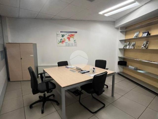 Locale Commerciale in vendita a Borgo Palazzo, Bergamo