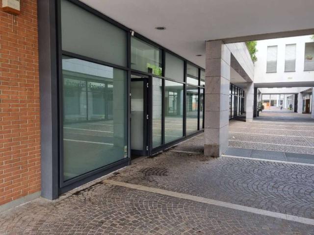 Locale Commerciale in vendita a Bergamo, Lombardia
