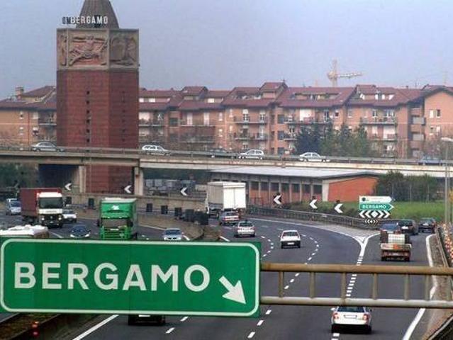 Locale Commerciale in vendita a Carnovali, Bergamo