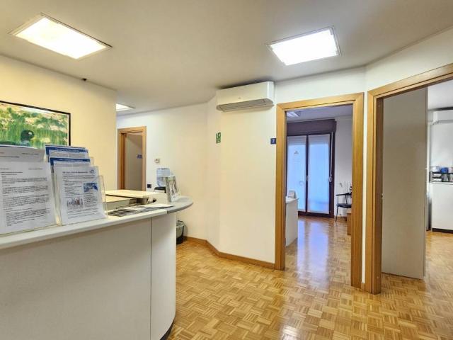Locale Commerciale in vendita a Bergamo, Lombardia