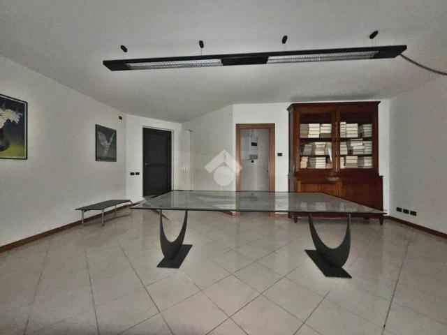 Locale Commerciale in vendita a Borgo Palazzo, Bergamo
