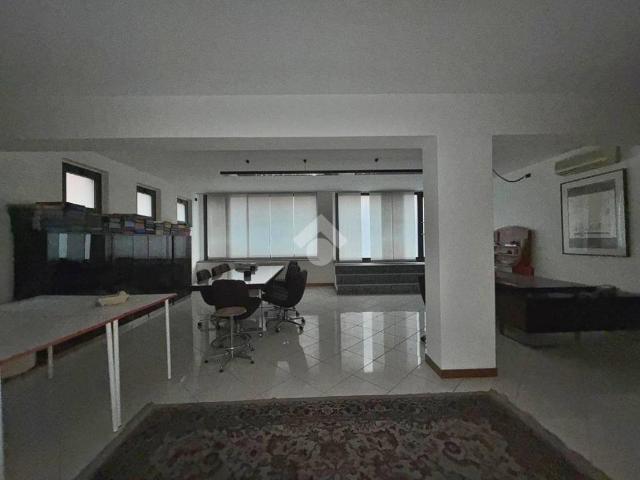 Locale Commerciale in vendita a Borgo Palazzo, Bergamo