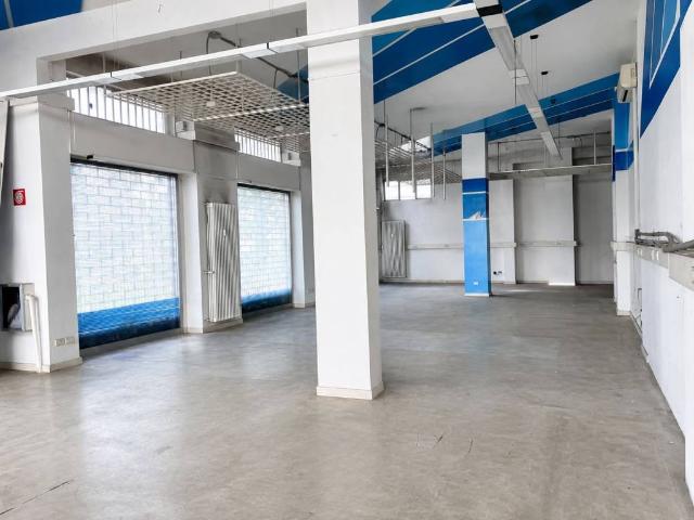 Locale Commerciale in vendita a Bergamo, Lombardia