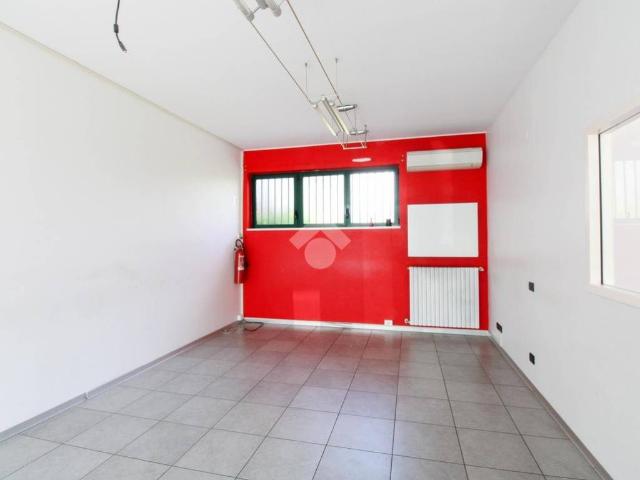 Locale Commerciale in vendita a Villaggio degli Sposi, Bergamo