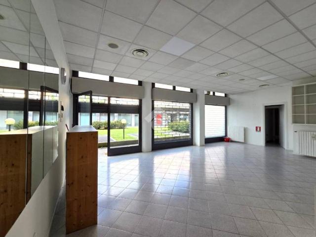 Locale Commerciale in vendita a Bergamo, Lombardia