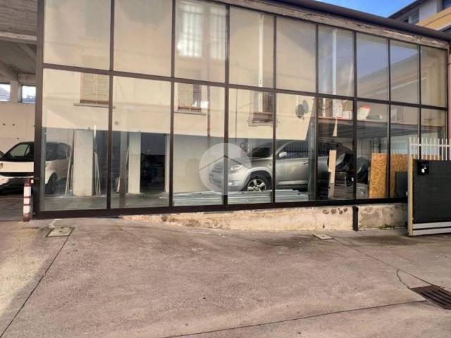 Locale Commerciale in vendita a Bergamo, Lombardia
