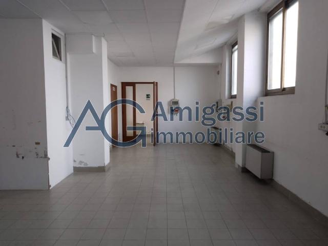 Locale Commerciale in vendita a Bergamo, Lombardia