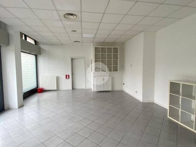 Locale Commerciale in vendita a Bergamo, Lombardia