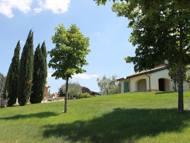 Locale Commerciale in vendita a Bettona, Umbria