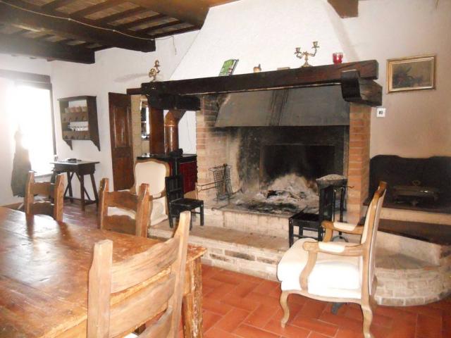 Locale Commerciale in vendita a Bevagna, Umbria