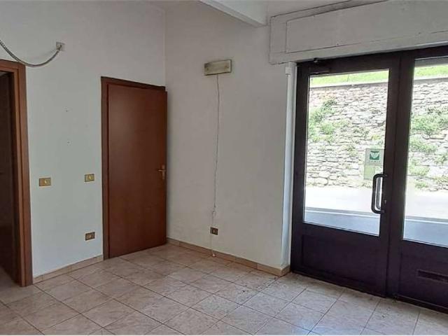 Locale Commerciale in vendita a Biandronno, Lombardia