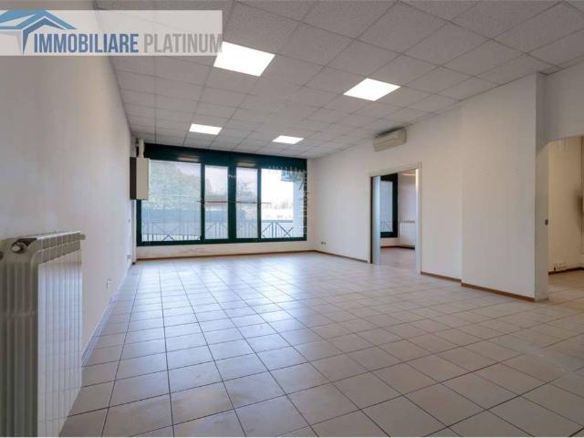 Locale Commerciale in vendita a Biassono, Lombardia