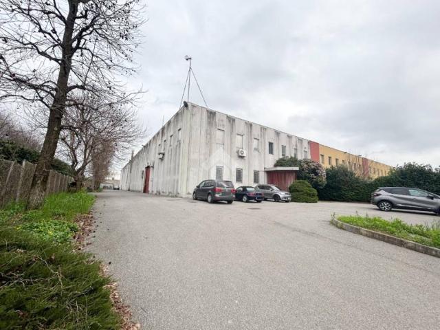 Locale Commerciale in vendita a Biassono, Lombardia