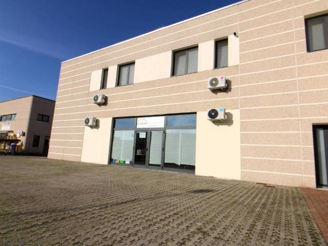 Locale Commerciale in vendita a Val d’Enza, Re
