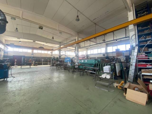 Locale Commerciale in vendita a Val d’Enza, Re