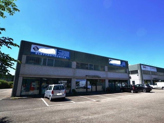 Locale Commerciale in vendita a Piemonte, Biella