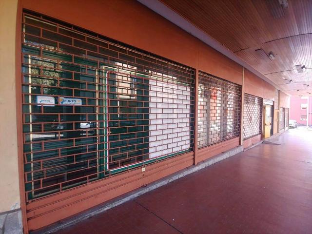 Locale Commerciale in vendita a Villaggio Gescal, Piemonte