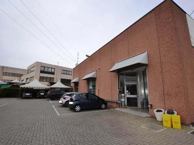 Locale Commerciale in vendita a Prato, Piemonte
