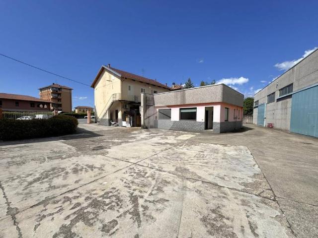 Locale Commerciale in vendita a Prato, Piemonte