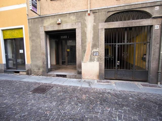Locale Commerciale in vendita a Piazzo, Piemonte