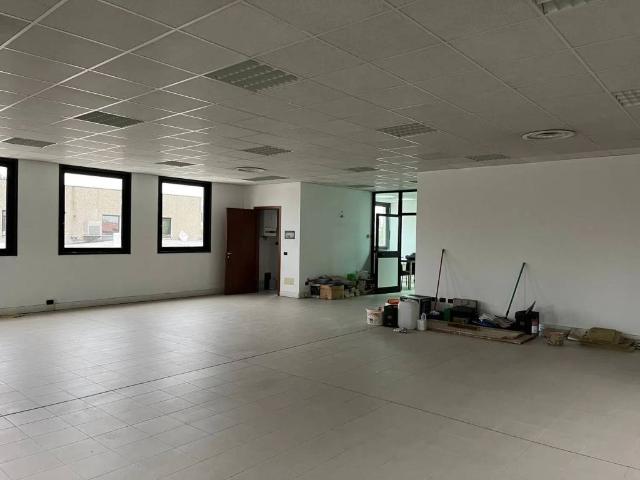 Locale Commerciale in vendita a Unione dei Comuni I Fontanili, Binasco