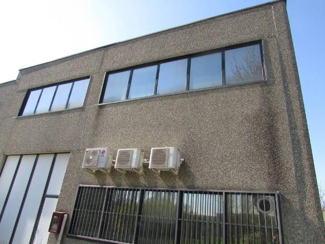 Locale Commerciale in vendita a Unione dei Comuni I Fontanili, Binasco