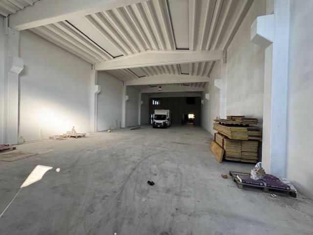 Locale Commerciale in vendita a Unione dei Comuni I Fontanili, Binasco
