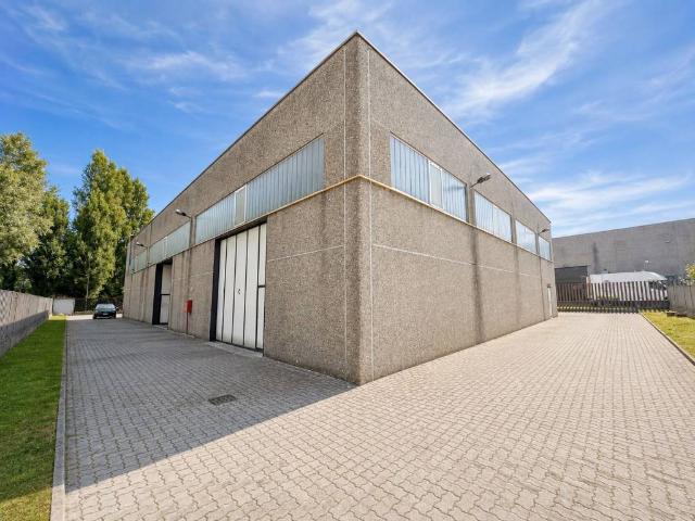 Locale Commerciale in vendita a Unione dei Comuni I Fontanili, Binasco