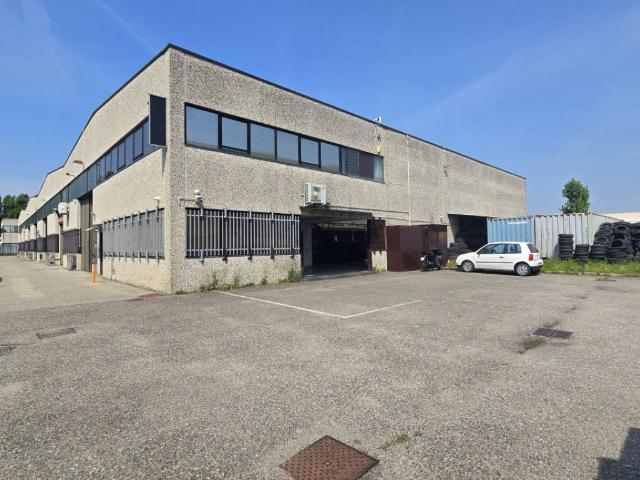 Locale Commerciale in vendita a Unione dei Comuni I Fontanili, Binasco