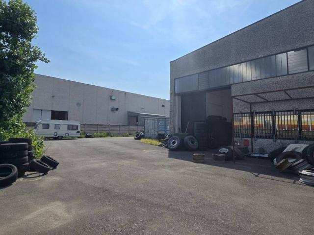 Locale Commerciale in vendita a Unione dei Comuni I Fontanili, Binasco