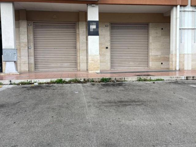 Locale Commerciale in vendita a Puglia, Barletta-andria-trani
