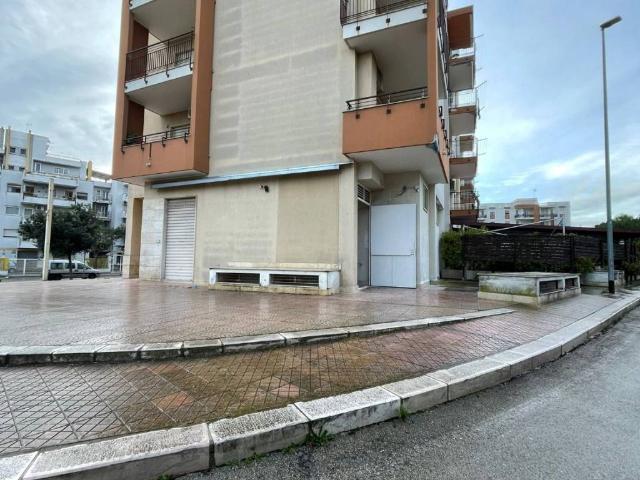 Locale Commerciale in vendita a Puglia, Barletta-andria-trani