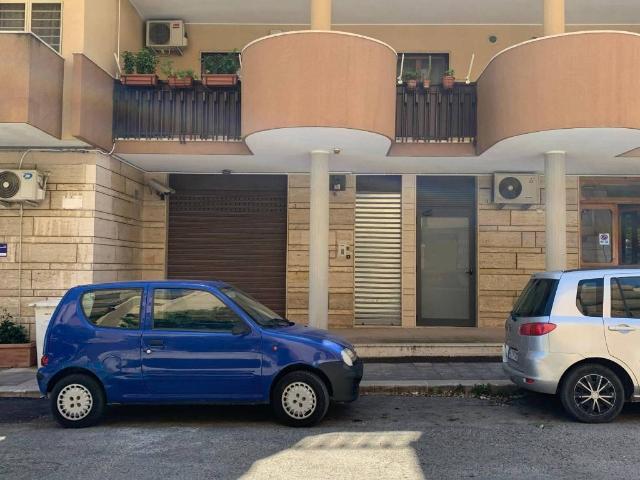Locale Commerciale in vendita a Puglia, Barletta-andria-trani